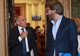 Iñaki Oyarzabal (PP) habla con Ramiro González (PNV) a la salida del pleno.