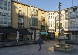 El número 4 de la Plaza del Hospital sufre un avanzado deterioro en la estructura y la fachada.