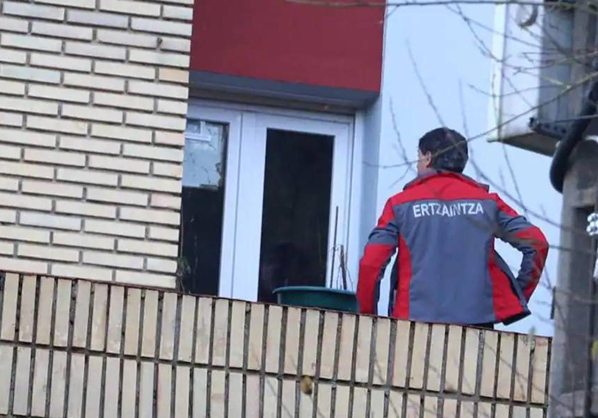 «Los disparos se oían muy cerca», relatan los vecinos de la mujer que murió por una bala perdida en Deba