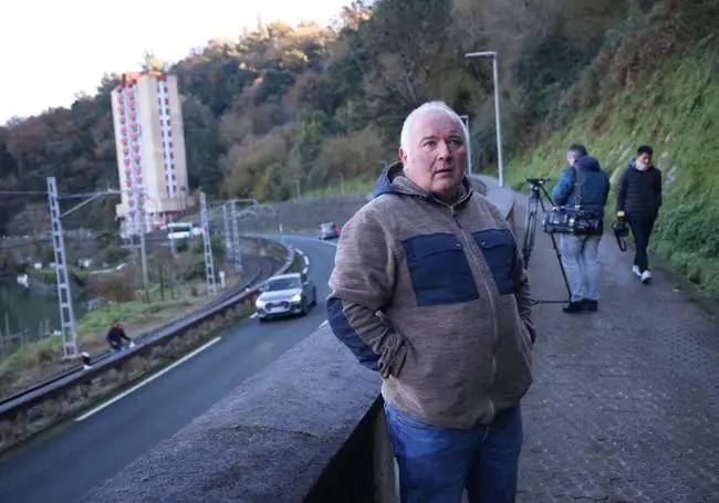 Alfonso Martín, con el edificio de la fallecida a su espalda.