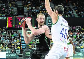 Hlinason trata de superar a pívot del Unicaja, Kravish, en el partido en el que se lesionó.