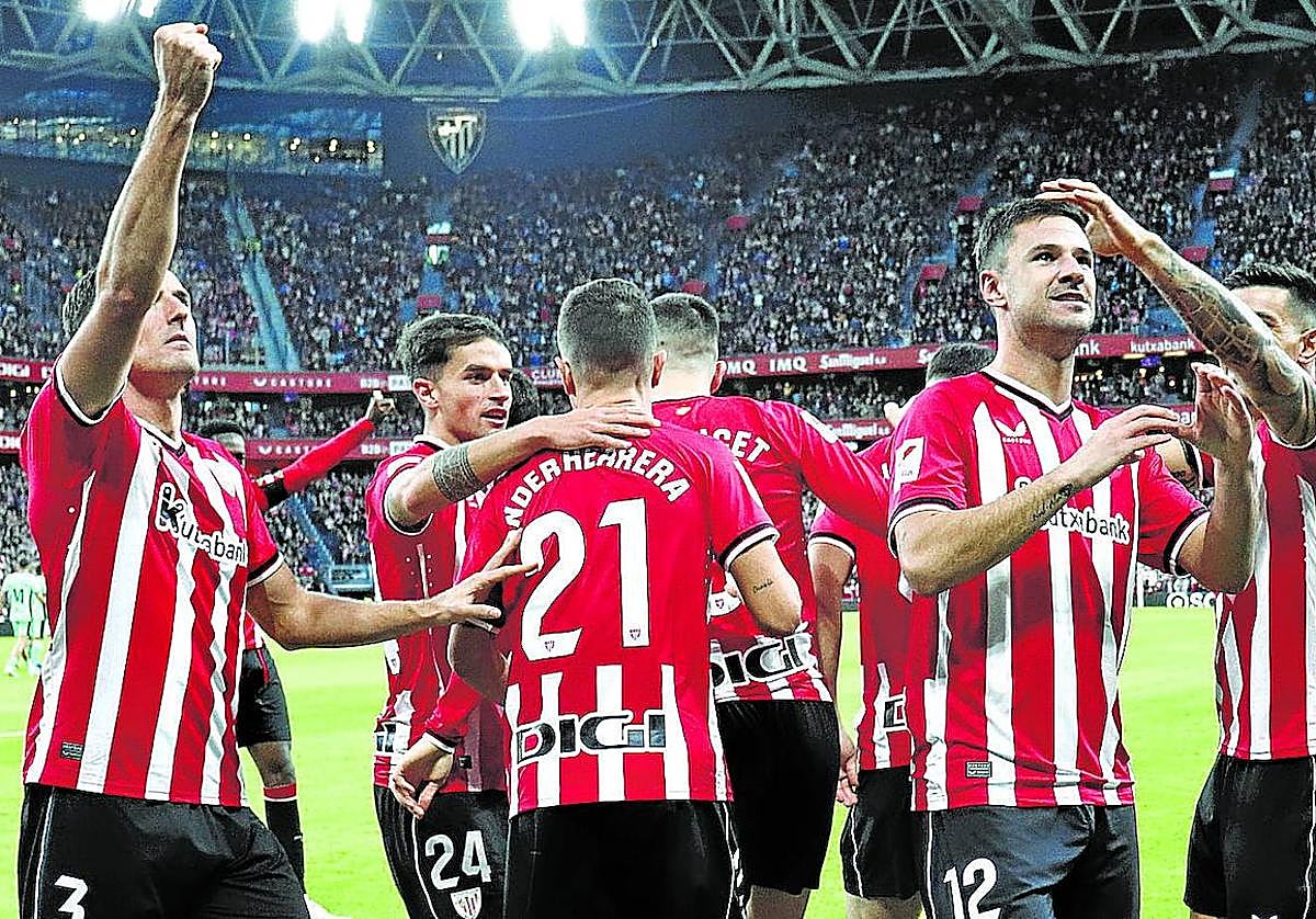 Los jugadores del Athletic celebran el tanto de Guruzeta ante el Atlético.