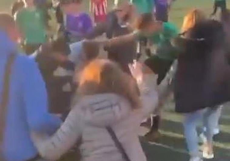 Brutal pelea de jóvenes y aficionados en un partido cadete en Barcelona