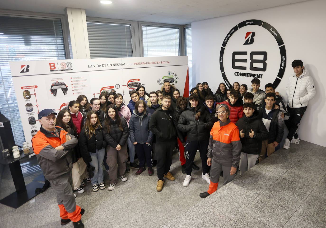 Los alumnos y tutores del IES Urbi junto a Roberto Jiménez y Beatriz Santos en las instalaciones de Bridgestone.