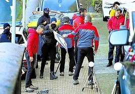 Miembros de la Ertzaintza, con la ayuda de drones, revisan el escenario donde cayó muerta la mujer de 75 años por una bala perdida.