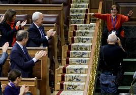 Emilia recibe los aplausos de los diputados.