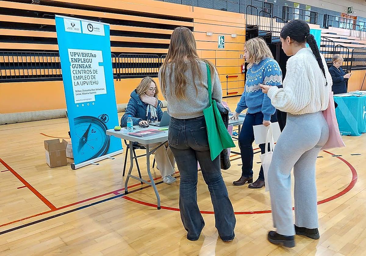 Varias estudiantes de Portugalete en el stand de la UPV/EHU instalado en el polideportivo Pando.
