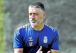 El técnico del equipo canario en un entrenamiento.