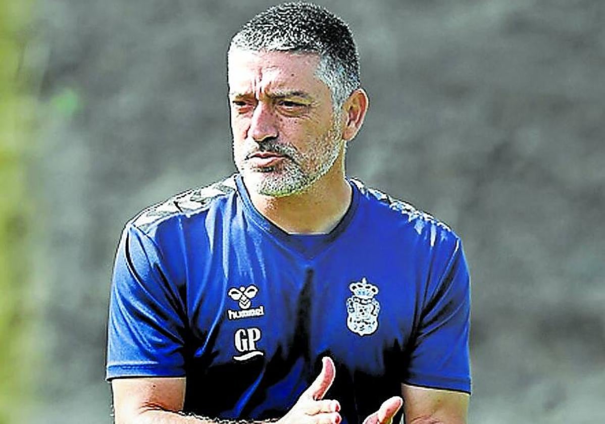 El técnico del equipo canario en un entrenamiento.