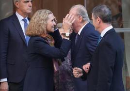 La Infanta Elena y el Rey Juan Carlos a la salida del restaurante