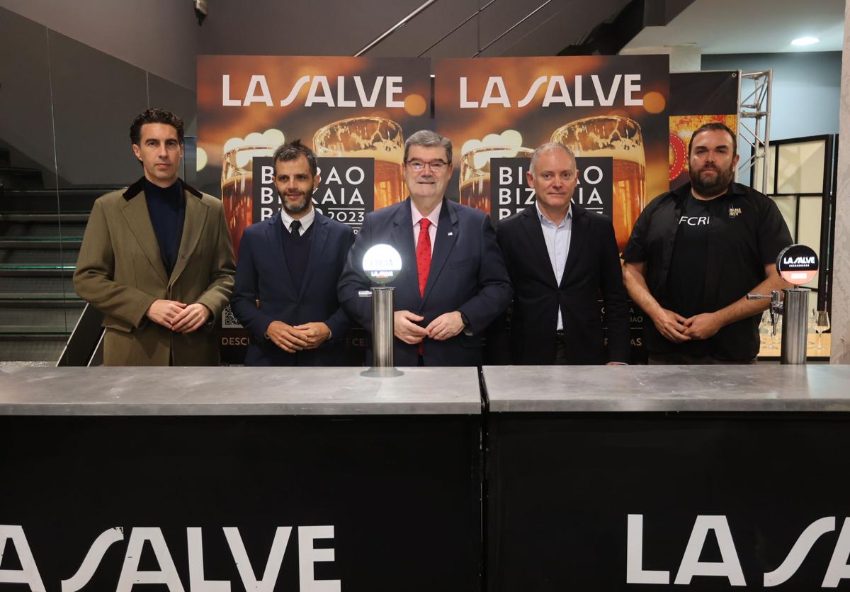 El alcalde de Bilbao presidió la inauguración de la feria de la cerveza.