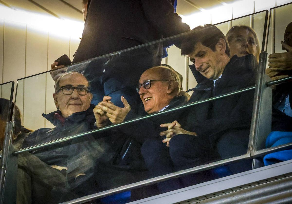 El presidente del club albiazul, Alfonso Fernández de Trocóniz, este jueves, en el palco de Mendizorroza, junto al diputado general de Álava, Ramiro González.