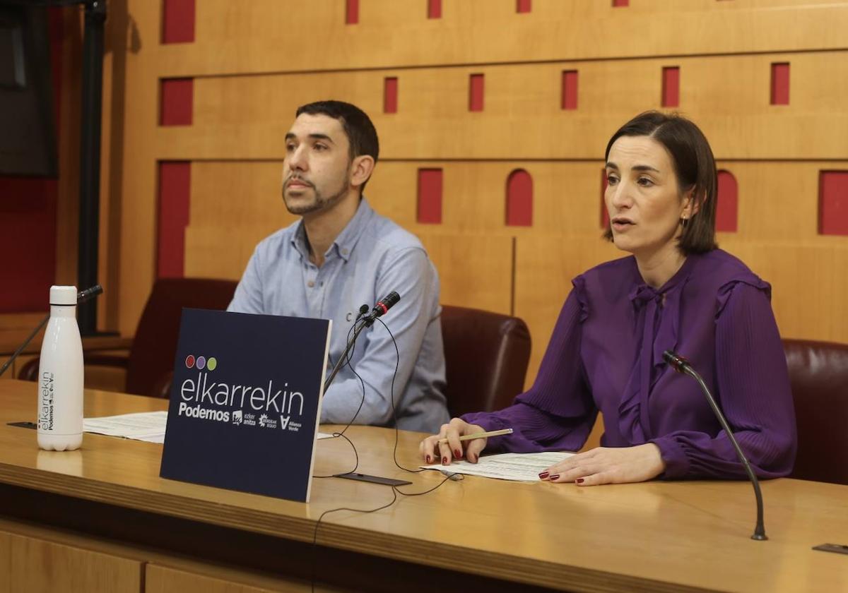 Óscar Fernández y Garbiñe Ruiz, durante la presentación de sus exigencias.