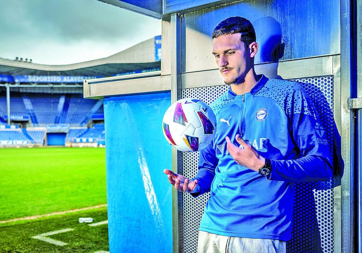 Concentrado. Rafa Marín posa con el balón en Mendizorroza.