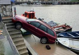 Cae un coche al pantalán del puerto de Bermeo