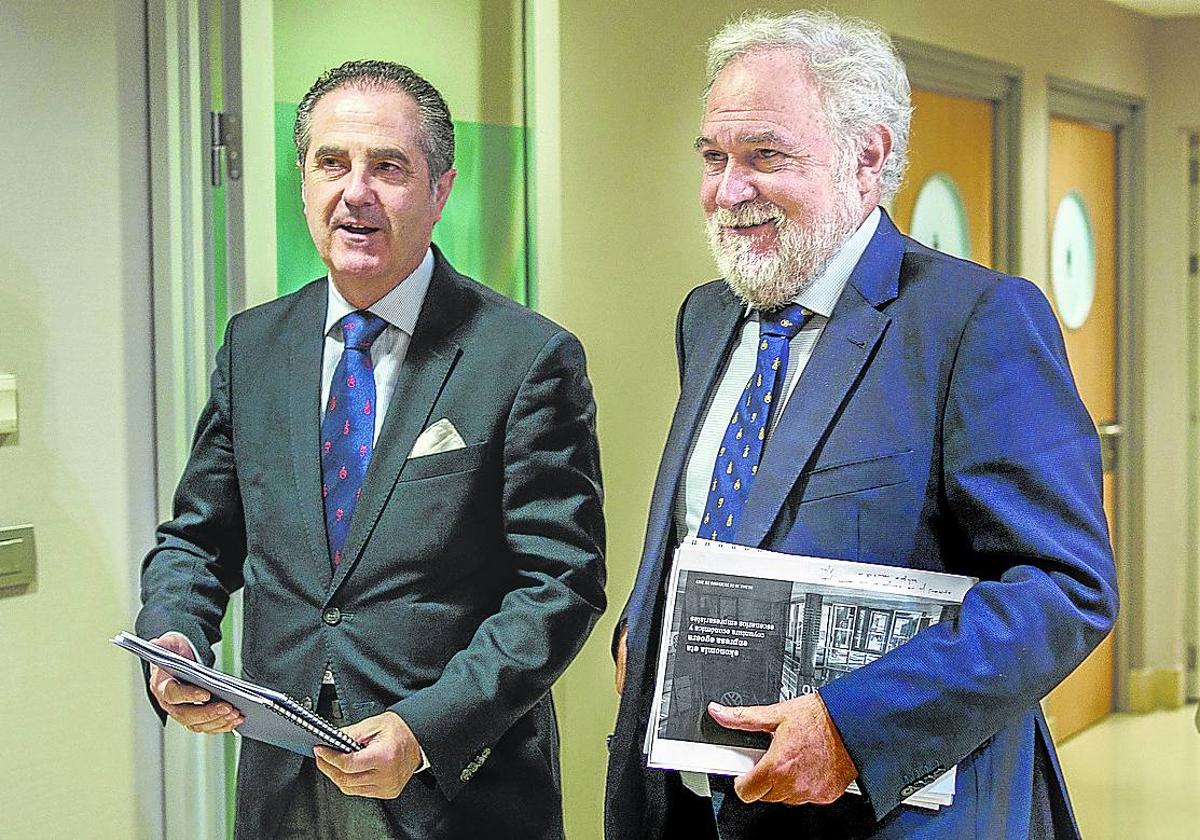 El secretario general de la entidad, Mikel Arieta-Araunabeña, junto al presidente, José Ignacio Zudaire.