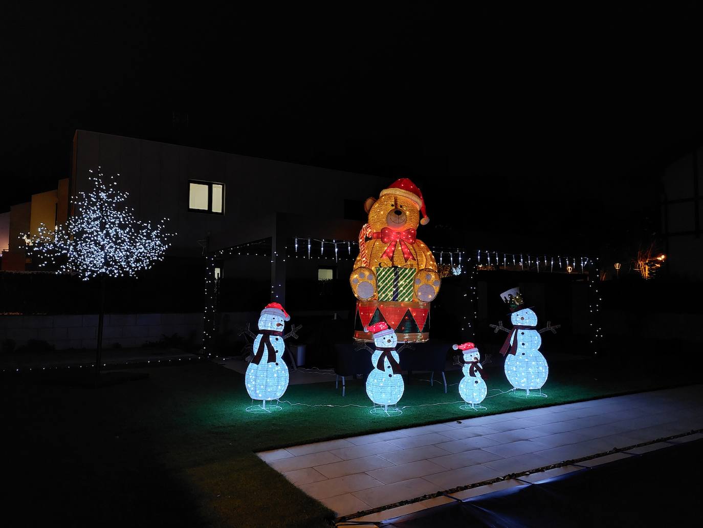 La decoración navideña del barrio baracaldés de Gorostiza en imágenes