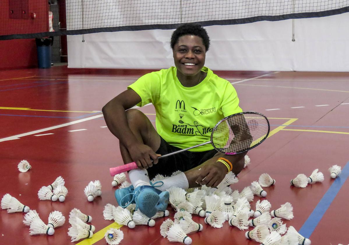 La deportista nigeriana posa despues de un entrenamiento en el polideportivo de Zabalgana.