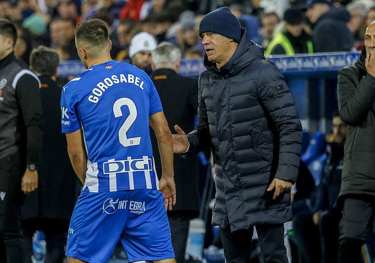 García Plaza habla con Gorosabel durante el encuentro.