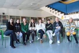 Los estudiantes junto al alcade de Leioa, Iban Rodriguez, y su tutora, Marta Espiga.