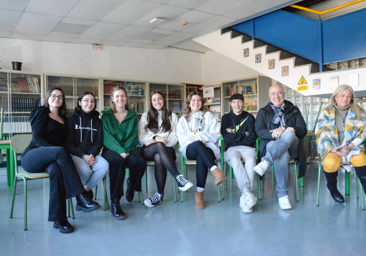 Los estudiantes junto al alcade de Leioa, Iban Rodriguez, y su tutora, Marta Espiga.