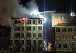 Los bomberos tuvieron que utilizar largas escalas para atacar el fuego desde arriba.