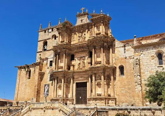 La iglesia de Santa María recuerda a la fachada de El Tesoro, en la ciudad nabatea de Petra.