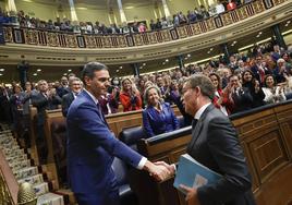 Pedro Sánchez y Alberto Núñez Feijóo se saludan tras la votación que hizo presidente al primero.