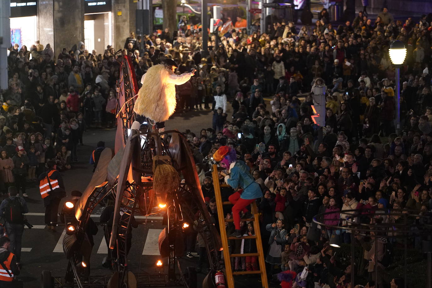 El desfile de Olentzero y Mari Domingi, en imágenes