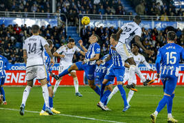 Lucas Vázquez se dispone a rematar en la jugada del gol del Madrid.