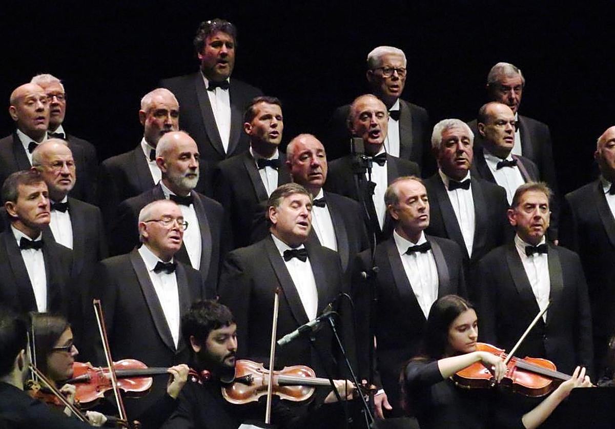 El presidente Roscales en el centro de la primera fila de coralistas.