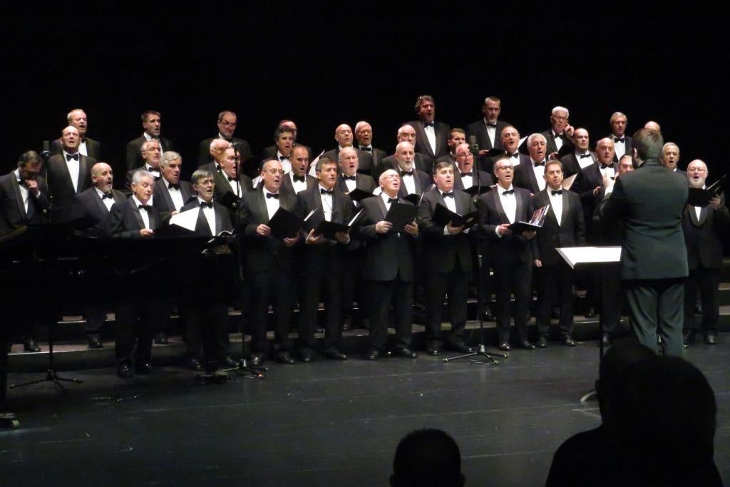 Las 39 voces y el director en el bis 'Agur jaunak'.'