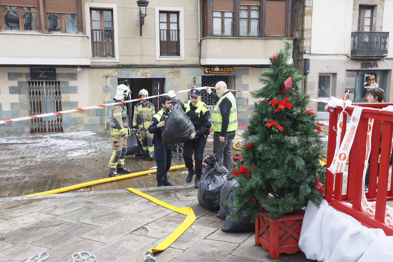 Un virulento incendio obliga a desalojar un bloque de madera en Balmaseda
