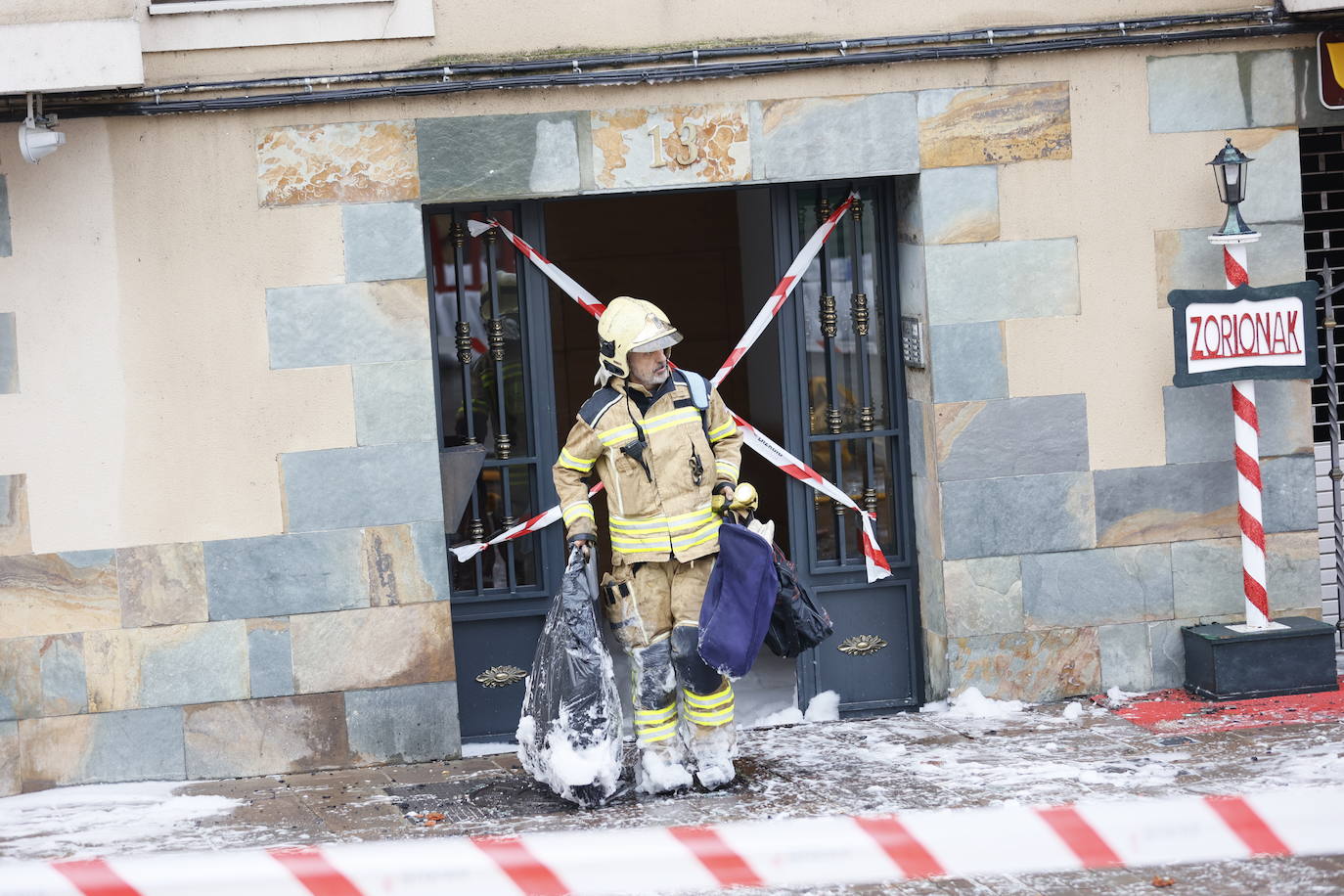 Un virulento incendio obliga a desalojar un bloque de madera en Balmaseda