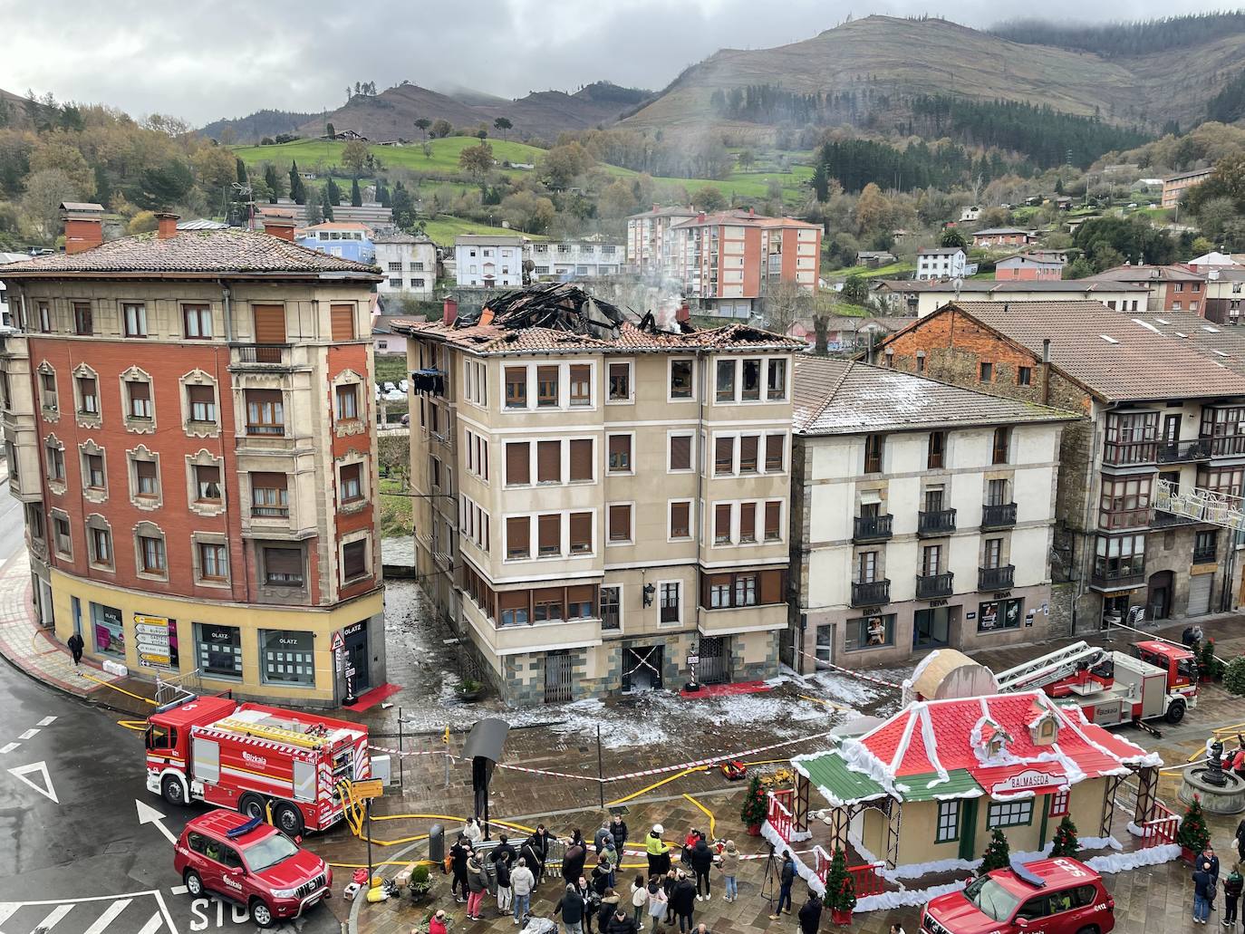 Un virulento incendio obliga a desalojar un bloque de madera en Balmaseda