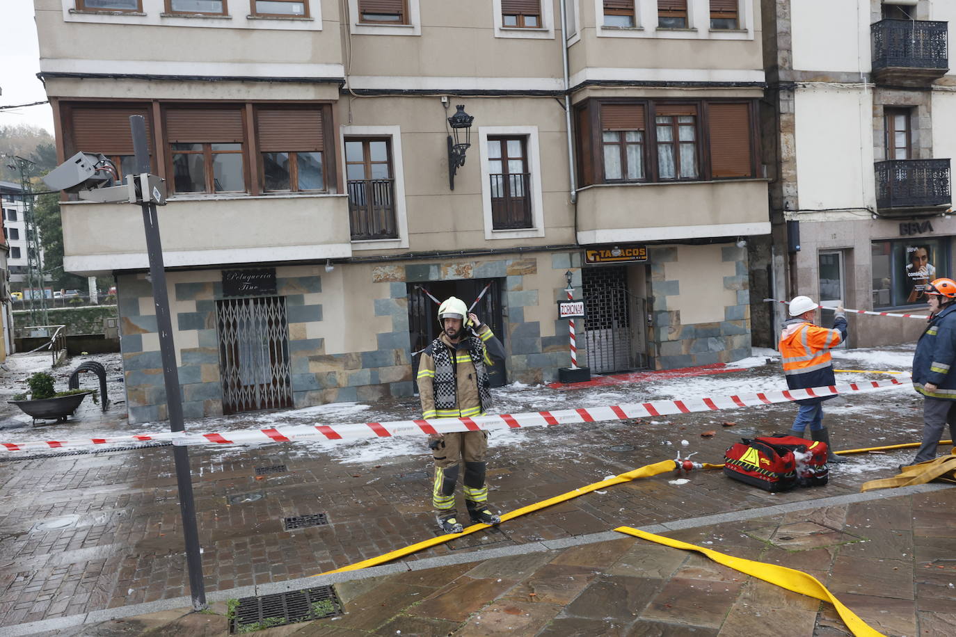 Un virulento incendio obliga a desalojar un bloque de madera en Balmaseda