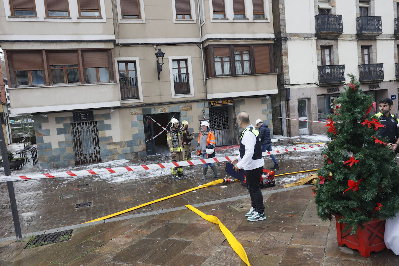 Un virulento incendio obliga a desalojar un bloque de madera en Balmaseda