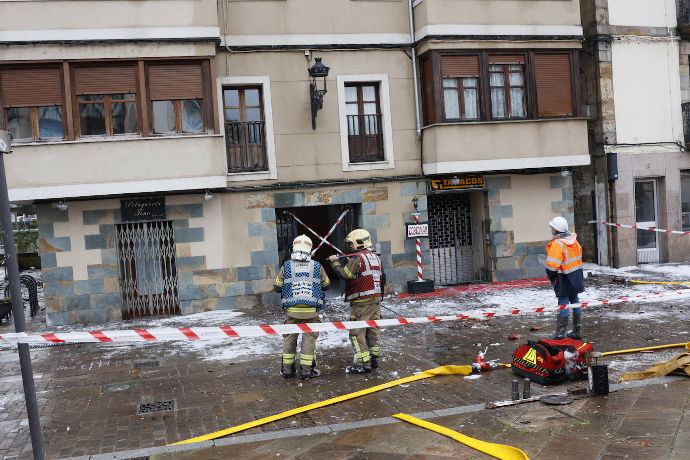 Un virulento incendio obliga a desalojar un bloque de madera en Balmaseda