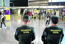 La Guardia Civil irrumpe en Loiu en un avión al coincidir el nombre y apellidos de un pasajero con los de un 'prófugo'