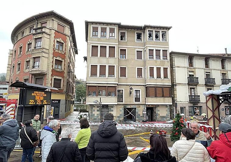 Incendio en un edificio de Balmaseda: «Con viento sur el fuego se habría propagado por todo el casco viejo»