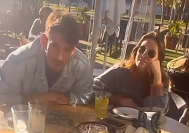 Luitingo y Jessica Bueno, comiendo juntos fuera de la casa de 'GH Vip'.