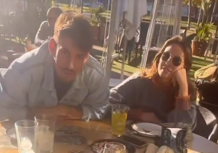 Luitingo y Jessica Bueno, comiendo juntos fuera de la casa de 'GH Vip'.