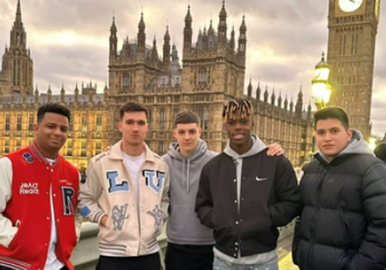 Nico Williams, con un grupo de jóvens frente al Patrlamento británico y el Big Ben.