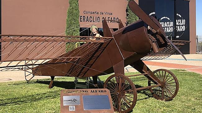 Imagen después - El avión original de 1914 y la réplica de 2023.