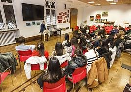 Momentos de la charla de Larrinaga con alumnos de uno de los centros participantes en STARTInnova Araba.