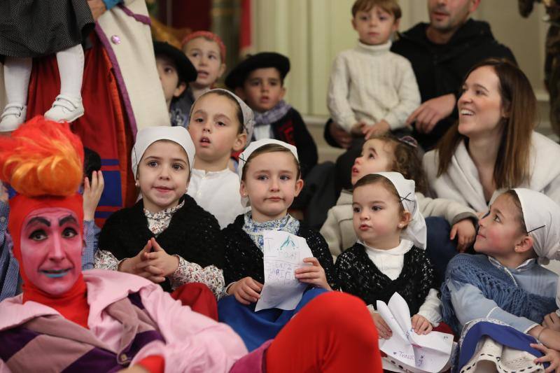 Recepción de Olentzero y Mari Domingi en Bilbao