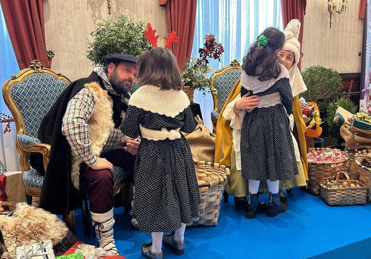 Olentzero y Mari Domingi reciben a los primeros chavales en el Ayutamiento de Vitoria.