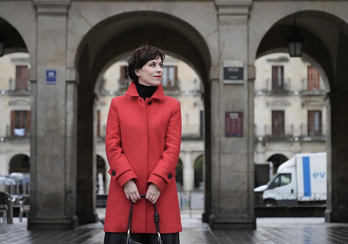 María Arroyo, fundadora de Rooster Capital, posa frente a los arcos de la Plaza de España