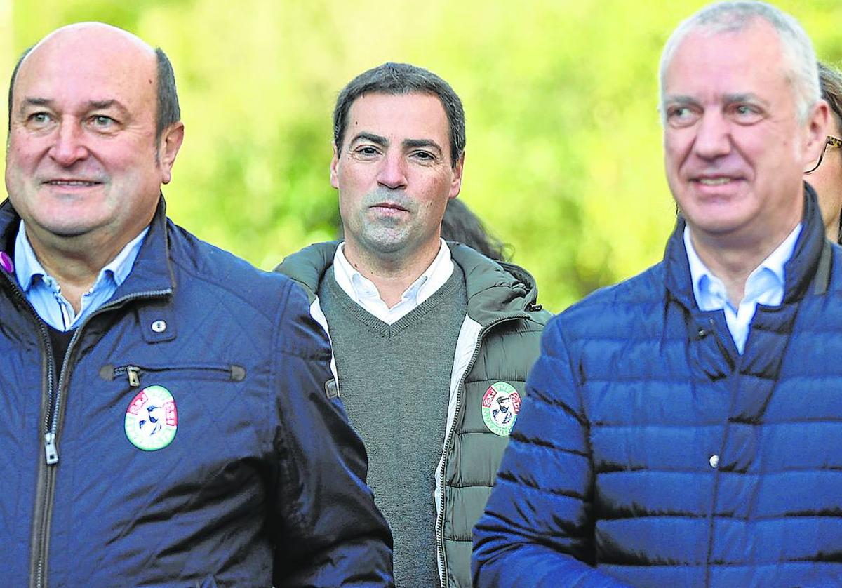 Andoni Ortuzar, Imanol Pradales e Iñigo Urkullu, en noviembre durante el acto de homenaje a Sabino Arana en Sukarrieta.