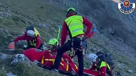 El helicóptero de la Ertzaintza rescata a un parapentista accidentado en las faldas del Anboto